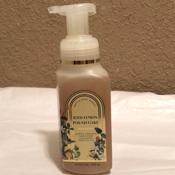 NWT Bath & Body Works Iced Lemon Pound Cake Gentle Foaming Hand Soap. 8.75 oz - Picture 1 of 6